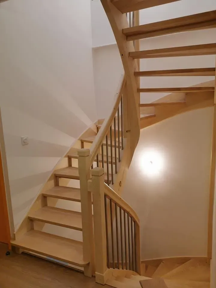 escalier en colimasson fait mains en bois (1)